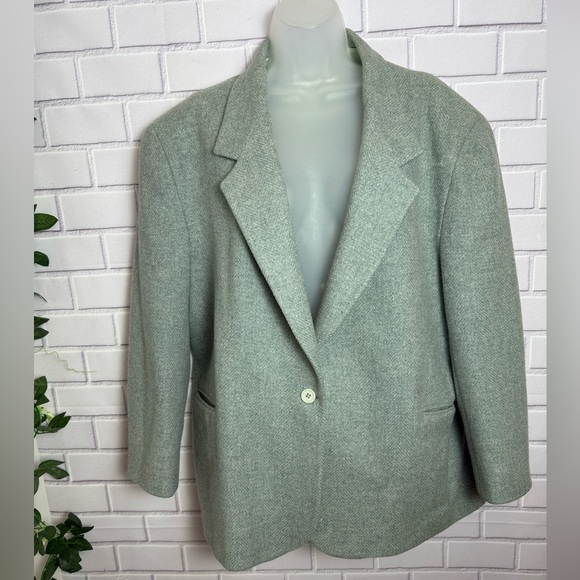 L.L. Bean Women's Light Green wool baggy  Blazer/size 18P - Picture 7 of 7